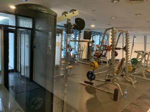 un gimnasio con varias máquinas de correr en una habitación en Sliver city next to paradise mall and metro, en Sofía