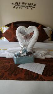 a hotel room with a heart statue on a bed at Blue Skies Bed & Breakfast in Niagara-on-the-Lake