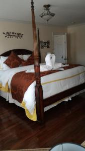 a bedroom with a large bed with white sheets at Blue Skies Bed & Breakfast in Niagara on the Lake