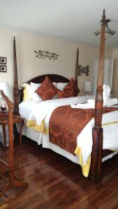 a bedroom with two large beds with white sheets at Blue Skies Bed & Breakfast in Niagara-on-the-Lake