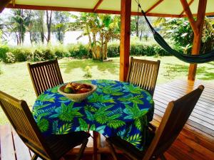 einen Tisch mit einer Obstschale auf einer Veranda in der Unterkunft Fare Hanuatai in Tevaitoa