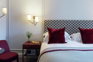 a hotel room with two beds and a lamp at Old Parsonage Hotel in Oxford