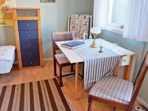 mesa de comedor con 2 sillas y tocador en 6 person holiday home in ORNÖ-By Traum, en Ornö 34 fotos más