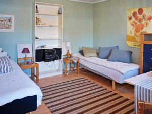 una sala de estar con un sofá y una cama en 6 person holiday home in ORNÖ-By Traum, en Ornö