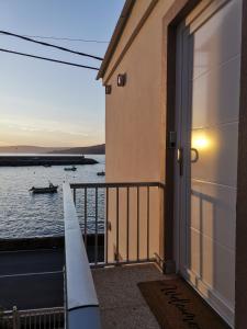 einen Blick auf das Wasser vom Balkon eines Gebäudes in der Unterkunft O CUBERTO DE ROBERTA in O Pindo