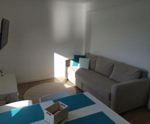 ein Wohnzimmer mit einem Sofa und einem Tisch in der Unterkunft O CUBERTO DE ROBERTA in O Pindo
