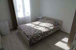 małą sypialnię z łóżkiem w pokoju z oknem w obiekcie grand appart proximité vieux port et gare w Marsylii
