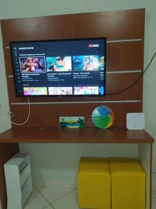 圣塞巴斯蒂安Sobrado Refúgio do Mar - Aconchego e Conforto perto das Praias的书桌上配有平面电视