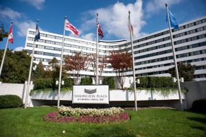 una señal frente a un edificio con banderas en Washington Plaza Hotel en Washington