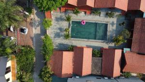 - une vue sur la piscine située dans un bâtiment dans l'établissement Tam Coc Tropical Homestay, à Ninh Binh
