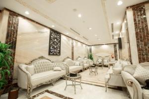 Ein Sitzbereich in der Unterkunft فندق ماسة المجد