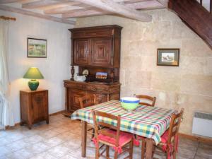 a dining room with a table with a bowl on it at Gîte Cheillé, 2 pièces, 3 personnes - FR-1-381-417 in Cheillé