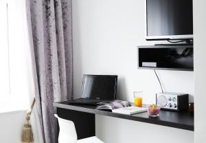 A television and/or entertainment center at Garni Hotel Azur
