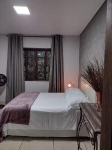 Postel nebo postele na pokoji v ubytování Armazém do Porto Chalé Ixora