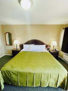 Postel nebo postele na pokoji v ubytování Sage N Sand Motel