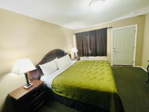 Postel nebo postele na pokoji v ubytování Sage N Sand Motel