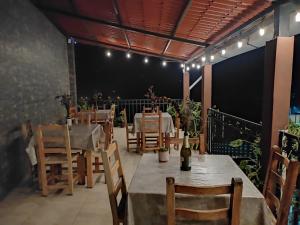 a dining room with a table and chairs and lights at Hotel CaféNaranja Xilitla in Xilitla