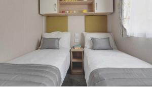 Postel nebo postele na pokoji v ubytování COASTAL CARAVAN ELIE sleeps 6
