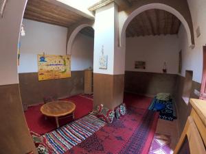 Ruang duduk di Authentic riad & activities Erg