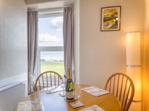 comedor con mesa y ventana en Apartment 5 - 1 Bedroom Sea Front-Sea Views-Free Parking, en Paignton