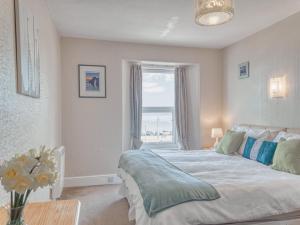 1 dormitorio con 1 cama grande y ventana en Apartment 5 - 1 Bedroom Sea Front-Sea Views-Free Parking, en Paignton