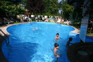 Bazén v ubytování B&B Vila Raj nebo v jeho okolí