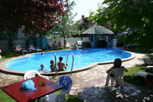 Bazén v ubytování B&B Vila Raj nebo v jeho okolí