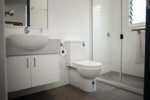 ein weißes Badezimmer mit Waschbecken und Toilette in der Unterkunft Great Keppel Island Hideaway in Great Keppel