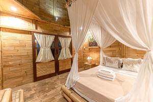 Ein Bett oder Betten in einem Zimmer der Unterkunft Bamboo Bungalows