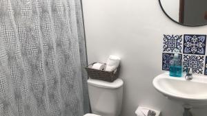 Koupelna v ubytování Aloja-T en Apartamento amoblado 6 con balcón Ciudad Bolivar