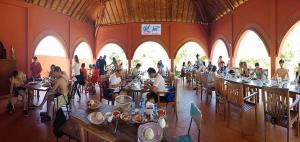 Εστιατόριο ή άλλο μέρος για φαγητό στο Yut's Inn Flower Paradise Gili Gede