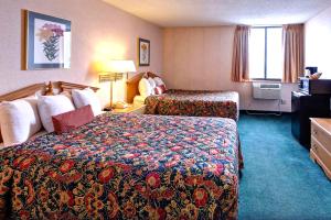ローズビルにあるKey Inn Rosevilleのベッド2台と窓が備わるホテルルームです。
