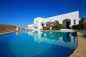 una grande piscina di fronte a un edificio bianco di Solaris a Chora Folegandros