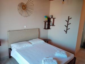 sypialnia z białym łóżkiem z białą pościelą w obiekcie maria corfu apartments w mieście Mesongi