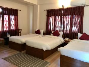 En eller flere senger på et rom på Hotel Asia
