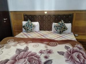 1 dormitorio con 1 cama con 2 almohadas en Mount Valley Mama Cottage, en Rishīkesh
