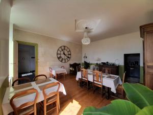 eine Küche und ein Esszimmer mit Tischen und Stühlen in der Unterkunft Domaine du Grand Ormeau in Semillac