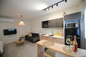 cocina y sala de estar con sofá y mesa en סוויטת רויאל שירה, en Eilat