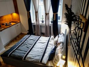 Un dormitorio con una cama en una habitación con ventana. en EvitaDeLux Słowackiego 50mGaleria Katowice, en Katowice
