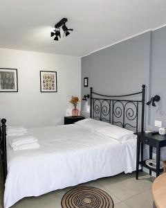 Uma cama ou camas num quarto em Villa Volli Three Rooms