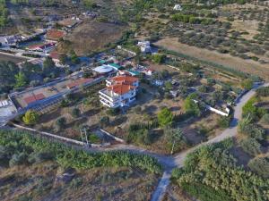an aerial view of a house on a hill at ΟΔΥΣΣΕΙΑ, κοντά σε αεροδρόμιο, λιμάνια και θάλασσες in Keratea