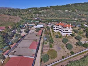 an aerial view of a village with a building at ΟΔΥΣΣΕΙΑ, κοντά σε αεροδρόμιο, λιμάνια και θάλασσες in Keratea