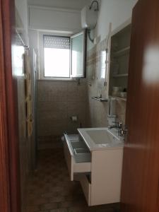 bagno con lavandino, doccia e finestra di B&B GALLETTO a Porto San Giorgio