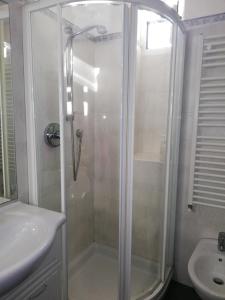 a bathroom with a shower and a sink at Monolocale con giardino e parcheggio privato CITRA zero zero ottanta trentuno LT 0281 in Imperia