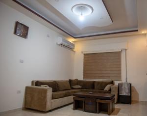Zona de estar de شقة مفروشة فرش فاخر ٣ غرف نوم في طبربور عمان