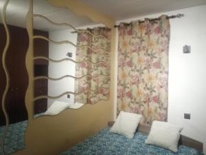 Olivais Metro 1 في لشبونة: غرفة نوم بسرير مع وسادتين وستائر