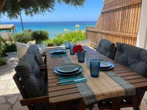 En restaurant eller et andet spisested på Just my dream beachfront Home 34 in Glyfada beach Corfu by New Era