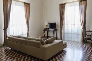A television and/or entertainment centre at Don Giovanni Charme Apartment