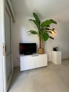 TV a/nebo společenská místnost v ubytování Just my dream beachfront Home 34 in Glyfada beach Corfu by New Era