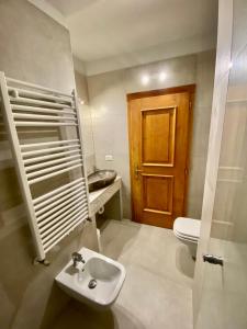 ein Bad mit einem Waschbecken und einem WC in der Unterkunft Centro Storico di Merano in Meran